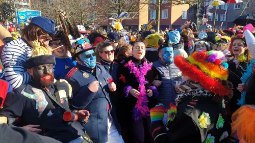 Malgré l'annulation de la bande, environ 15 000 carnavaleux...