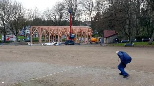 Un toit en construction sur les terrains de pétanque du bois Farjon