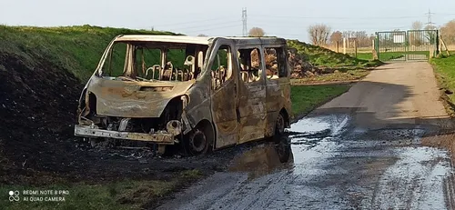 Un minibus volé et brûlé cette nuit