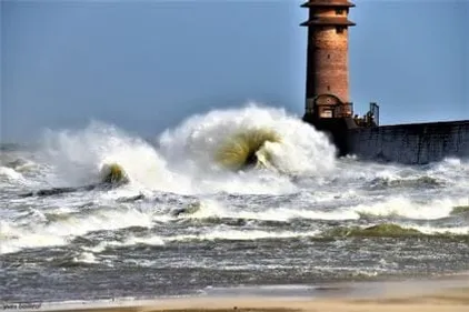 La tempête Isha balaye la région avec des rafales de vent à 126...