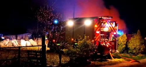Une maison détruite par les flammes, vendredi soir, à Eringhem
