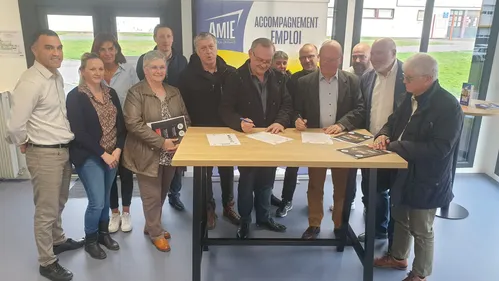 L'AMIE s'associe aux clubs de foot pour aider les jeunes joueurs à...