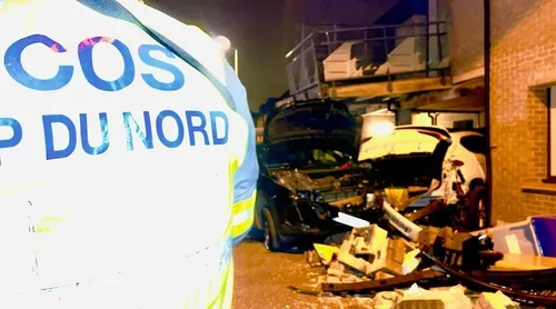 Une voiture fonce dans la façade d’une maison