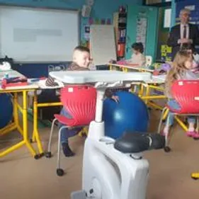 La ville teste les classes flexibles, où les élèves apprennent sur...
