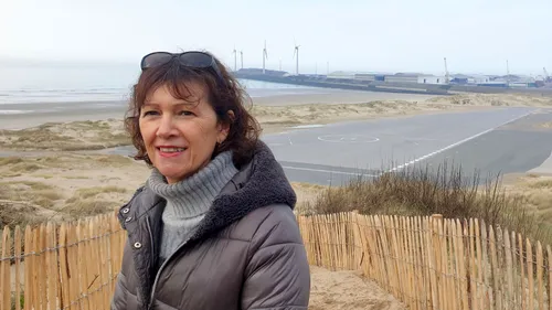 Pourquoi le hangar pour accueillir les migrants au port n'a pas été...