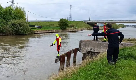 Une voiture à l'eau, route de Bourbourg, à Spycker