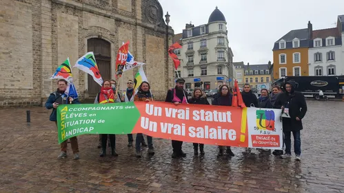 Education Nationale: les AESH réclament un meilleur salaire et un...