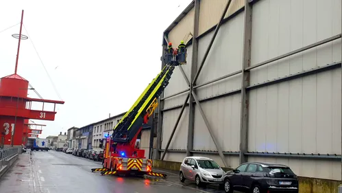 La grande échelle des pompiers déployée à Capécure