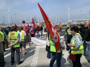 Un rassemblement solidaire au port de Calais pour les 800 marins...