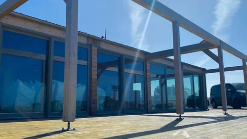 Le bar de plage a enfin ouvert ses portes