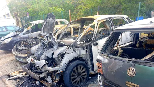 4 voitures détruites par les flammes, la nuit dernière, au Chemin Vert