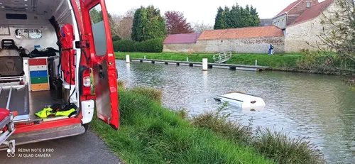 Un homme plonge dans le canal avec sa voiture