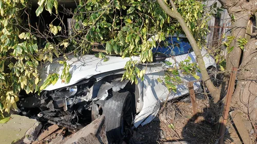 Une voiture fait une sortie de route à Saint-Folquin, le conducteur...