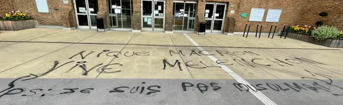 Des dégradations sur le parvis de la Maison Communale