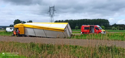 Grave accident à Holque : un poids lourd termine dans un champ