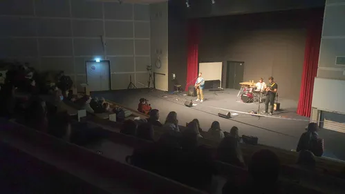 Des élèves de St Jo ont fait résonner les guitares dans l'amphi du...