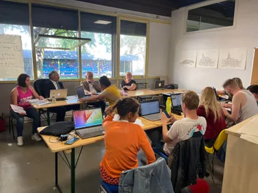 Ils créent une entreprise éphémère pour trouver un job