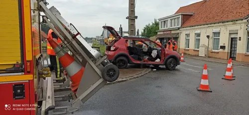 Une voiture encastrée dans un pont à Looberghe