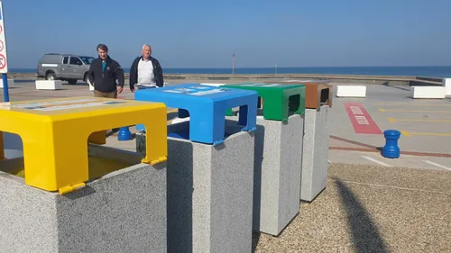 Les poubelles de la digue débordent, le maire décide de les...