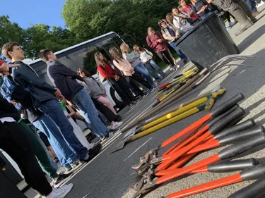 Des jeunes Portugais sur un chantier à Heuringhem