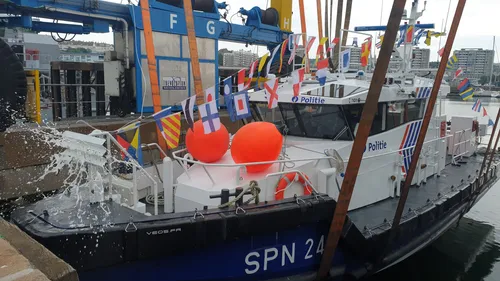 Une vedette de la police belge mise à l'eau par la Socarenam, qui...