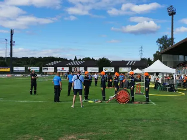 Des apprentis pompiers se sont affrontés à coups de lance à eaux