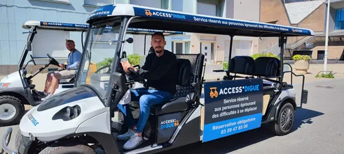 Une voiturette de golf pour aller sur la digue à Dunkerque