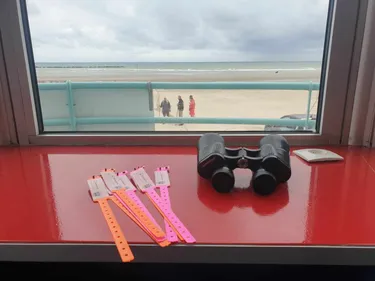 Des bracelets pour éviter de perdre les enfants sur les plages de...