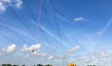 Les experts de l’électricité à l’œuvre sur les lignes haute tension...