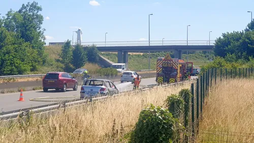 Une voiture prend feu sur l'A16, le trafic ralenti