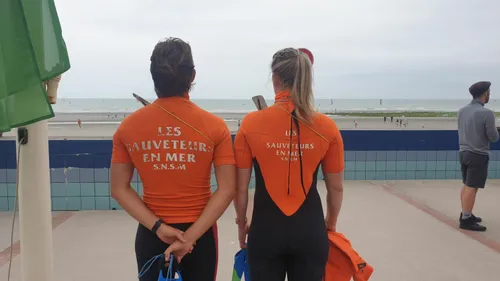 Une femme échappe à la mort sur la plage