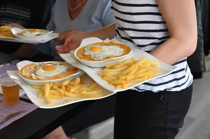 Du pain, de la bière, du jambon, et surtout du cheddar : la fête du...