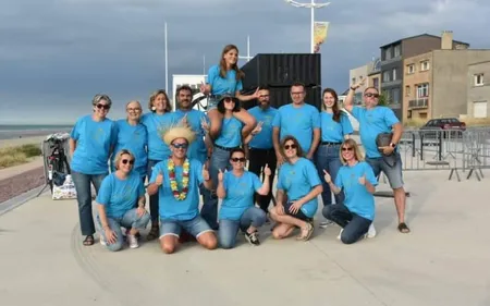 Une bande de copains parée pour le décorticage de crevettes