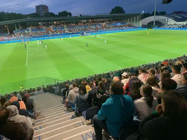 Tribut comble et inauguré pour un choc de foot féminin