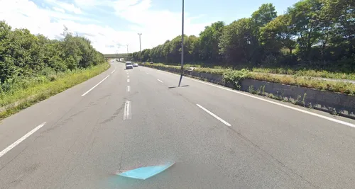 Une voiture sur le toit sur l'A16 en début d'après-midi