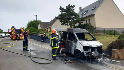 Un fourgon détruit par les flammes rue Léonce Tobo
