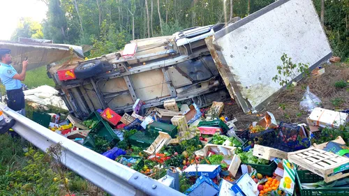 Un camion fait une sortie de route et se retourne au bord de l'A16