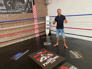 Une cage de MMA au Dark Fighting Club