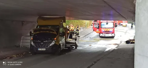 Un camion s'est encastré sous le pont du cimetière