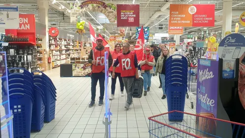 Les salariés de Carrefour haussent le ton pour des augmentations de...