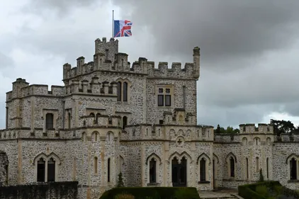 Le drapeau en berne au château d'Hardelot, centre de l'Entente...