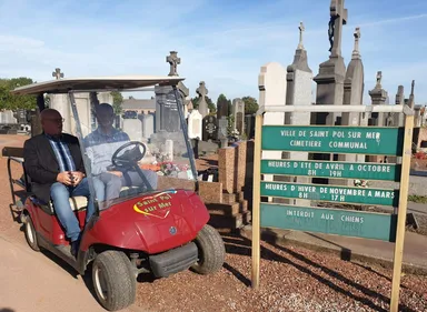 Des voiturettes de golf pour se déplacer dans le cimetière de...