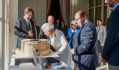 Quand Elisabeth II découvrait (et validait) la maquette du château...