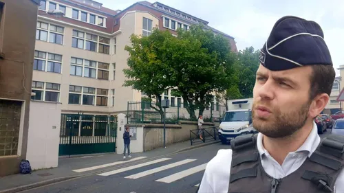 La police verbalise des parents qui marquent un arrêt pour déposer...