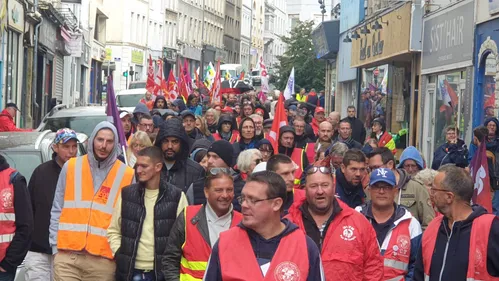 Entre 200 et 250 personnes dans la rue pour réclamer l'augmentation...