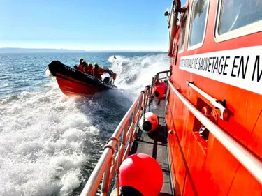 Un migrant tente de rejoindre l'Angleterre accroché à des bidons