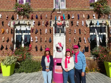 Pour symboliser la lutte contre le cancer du sein, le village de...