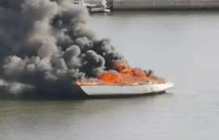 Un bateau s'embrase pour une raison inconnue