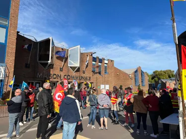 Une centaine d’agents mobilisés devant la maison communale ce midi