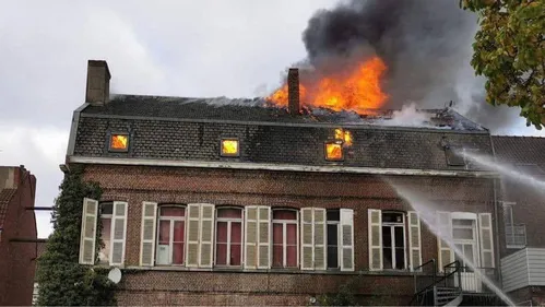 Le bâtiment de la Croix Rouge totalement détruit par les flammes